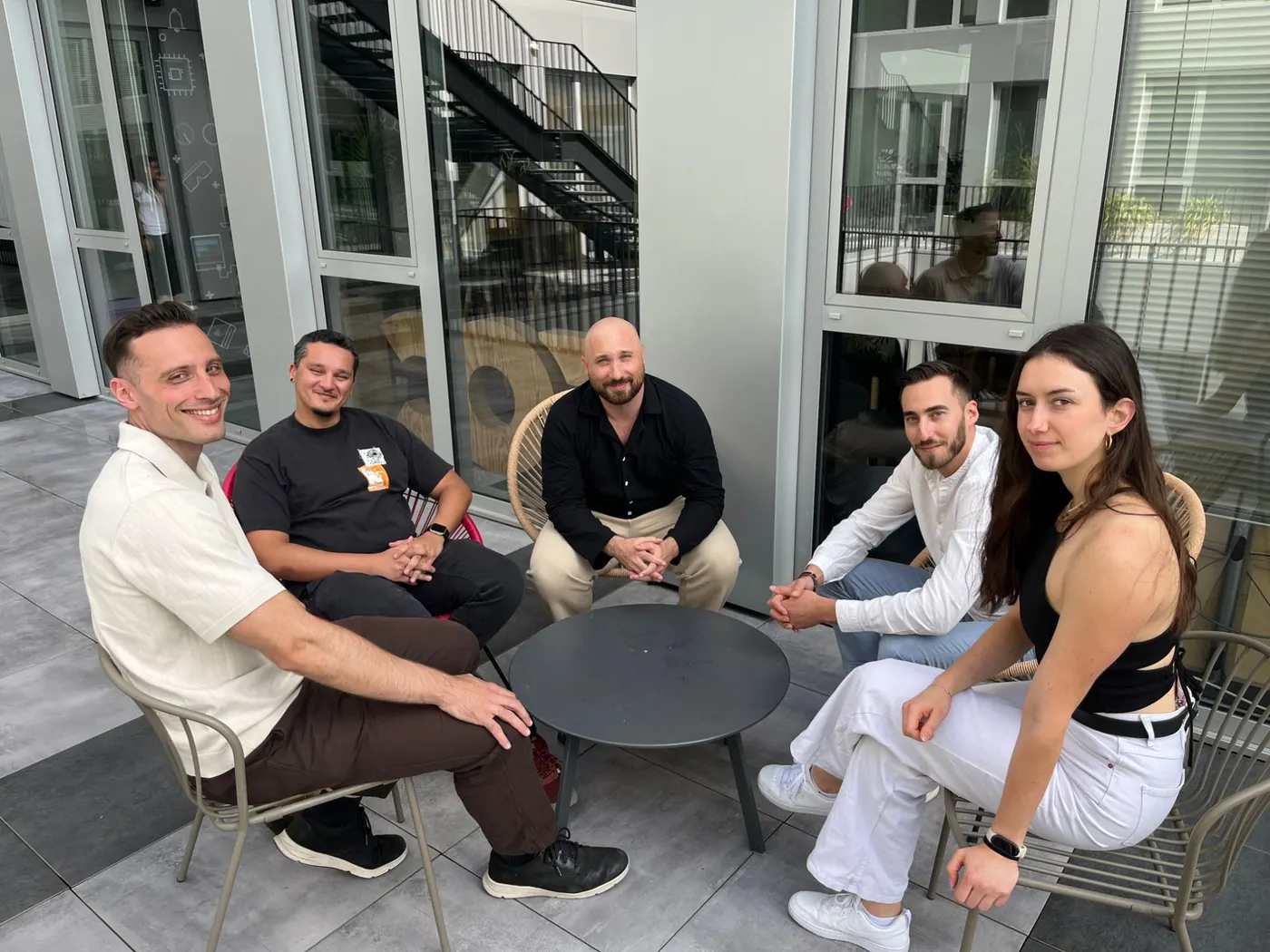 L’équipe ForgeTheWeb assise autour d’une table basse, sur une terrasse : de gauche à droite, Vincent, Xavier, Jérôme, Mickaël et Lilas